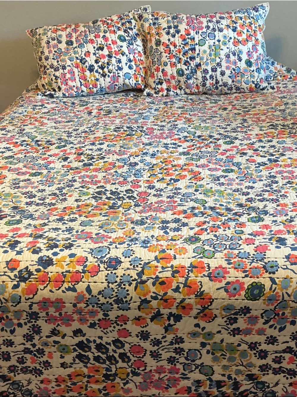 VERA BRADLEY QUEEN SIZE QUILT/2 SHAMS